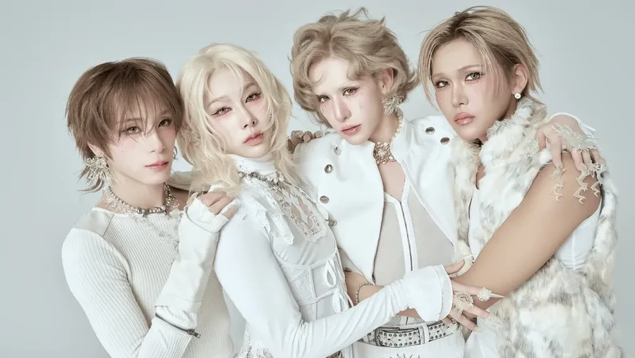 Boy group XLOV menuai perdebatan karena gaya berpakaian personelnya terlihat feminin seperti wanita&period;