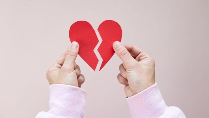 5 Zodiak yang Sering Mengalami Patah Hati, Terlalu Tulus hingga Akhirnya Terluka