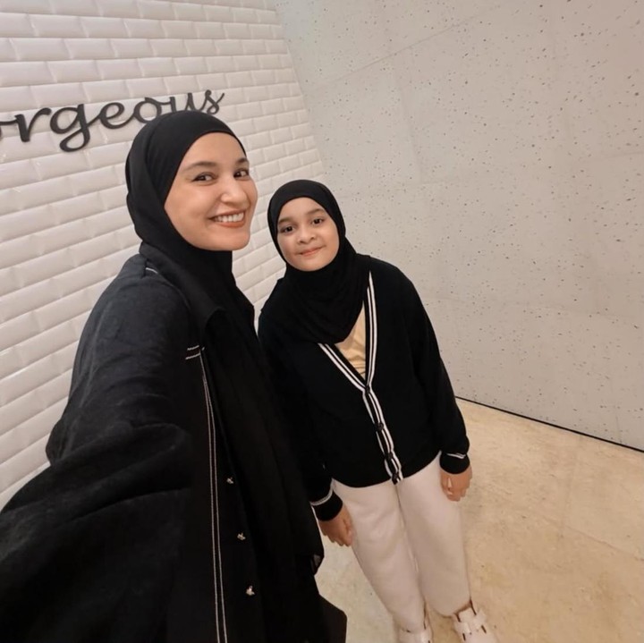 <p>Shireen juga kerap membagikan potret sang putri melalui media sosialnya. Dalam beberapa unggahan, paras cantik Hawwa pun kerap mencuri perhatian netizen karena disebut sangat mirip dengan sang Bunda. "Masya Allah, wajah Shireen banget Hawwa. Sehat terus kalian," tulis <em>@mar***.</em> "Hawwa kayak adik kakak sama Bunda Shireen," kata<em> @usk***.</em> "Kembar banget sih ini," tambah <em>@sun***.</em> (Foto: Instagram @shireensungkar)</p>