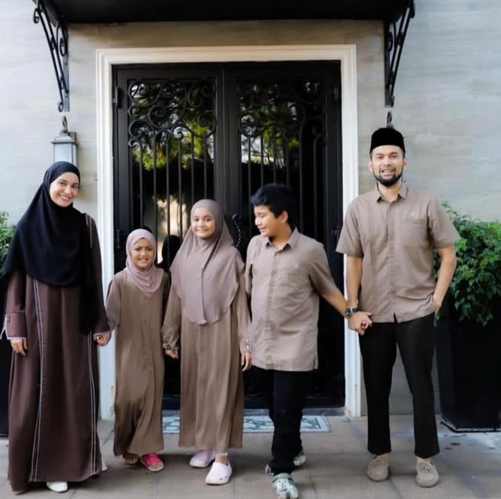 <p>Pasangan artis Shireen Sungkar dan Teuku Wisnu telah membangun bahtera rumah tangga mereka selama 12 tahun, Bunda. Dari pernikahan tersebut, keduanya kini dikaruniai tiga orang anak. Salah satu yang turut mencuri perhatian netizen adalah anak keduanya, yaitu Cut Hawwa Medina Al Fatih. (Foto: Instagram @shireensungkar)</p>