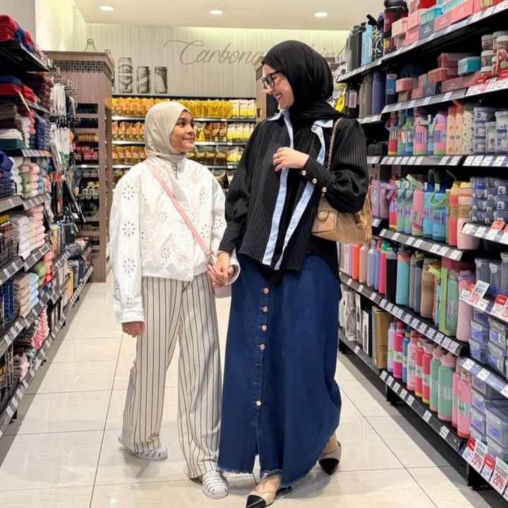 <p>Melihat dari unggahan di Instagram, Shireen cukup sering <em>hang out</em> bersama sang putri. Tidak hanya itu, gaya berpakaian Hawwa kini juga terlihat semakin <em>fashionable</em>. Dalam unggahannya, Hawwa tampak mengenakan atasan putih yang dipadukan dengan hijab serta celana berwarna <em>cream</em> yang senada. (Foto: Instagram @shireensungkar)</p>