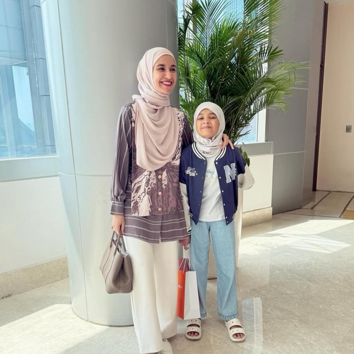 <p>Pada kesempatan lainnya, Hawwa terlihat mengenakan jaket <em>varsity baseball</em>&nbsp;yang berwarna <em>navy</em>. Penampilannya semakin keren saat dipadukan dengan celana <em>jeans</em> yang membuat gaya kasualnya tampak semakin <em>stylish</em>. (Foto: Instagram @shireensungkar)</p>