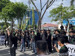 HMI Bawa Spanduk Utang Negara Kaya Gunung Geruduk DPRD Kalsel