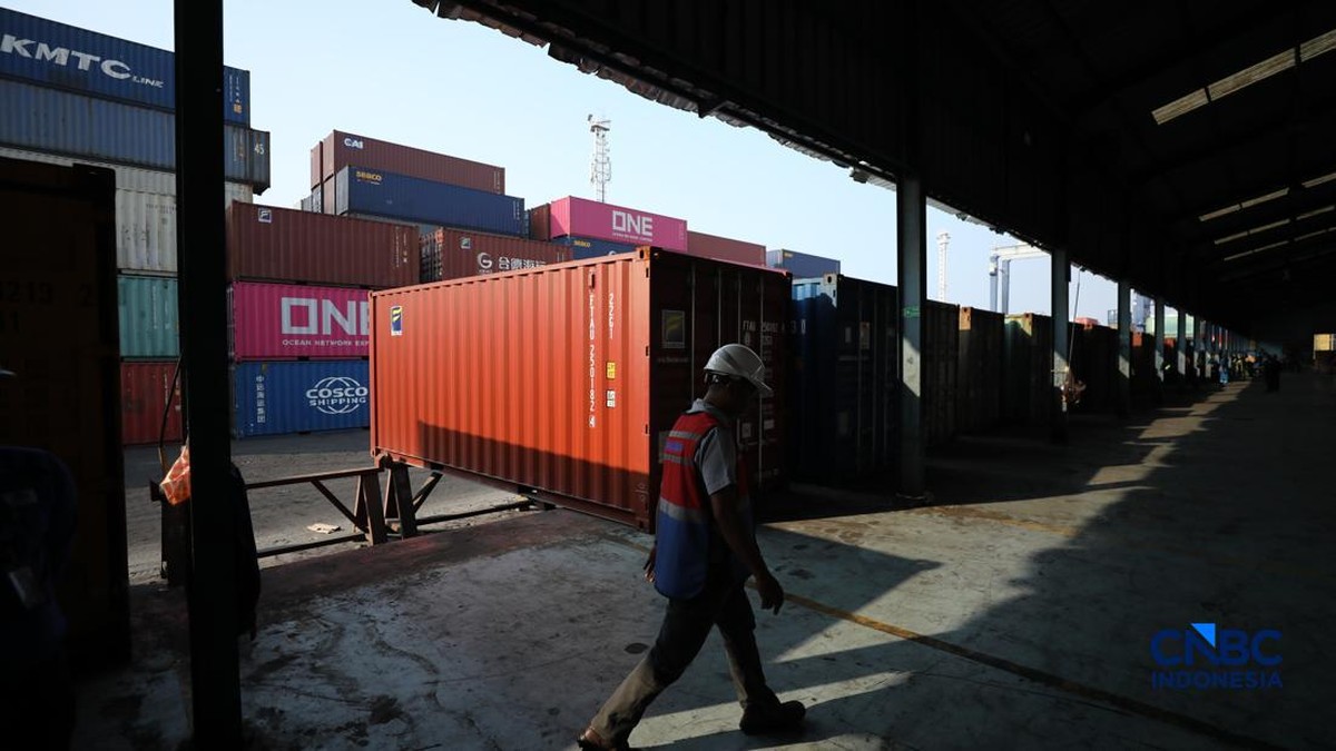 Potret Tumpukkan Ribuan Kontainer di Tanjung Priok Mulai Berkurang
