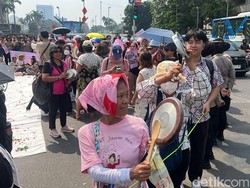 Bawa Panci, Aliansi Perempuan Demo di Kebon Sirih Tuntut Harga BBM Turun