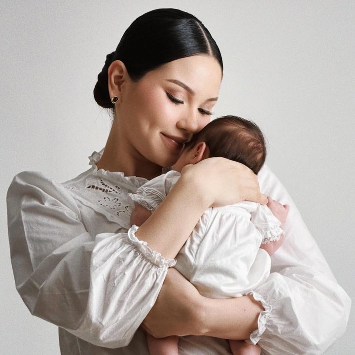 <p>Setelah melahirkan, Alyssa memang fokus untuk mengurus putri kecilnya. Saat ini, ia tengah tengah melewati masa <em>postpartum</em> sekaligus menikmati peran barunya sebagai orang tua. "Kemewahan dan gemerlap kehidupan pasca persalinan &amp; segala sesuatu di antaranya," tulis Alyssa dalam <em>caption</em> unggahan terbarunya. (Foto: Instagram @alyssadaguise)</p>