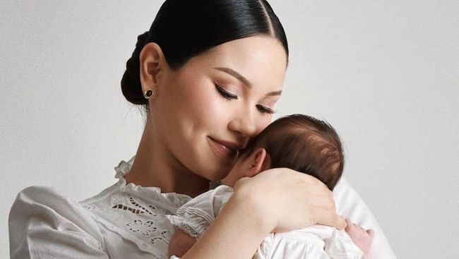 Rayakan 1 Th Pernikahan, Alyssa Daguise Unggah Momen Nikmati Asuh Baby Soleil Di Masa Postpartum