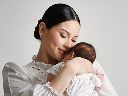Rayakan 1 Th Pernikahan, Alyssa Daguise Unggah Momen Nikmati Asuh Baby Soleil di Masa Postpartum