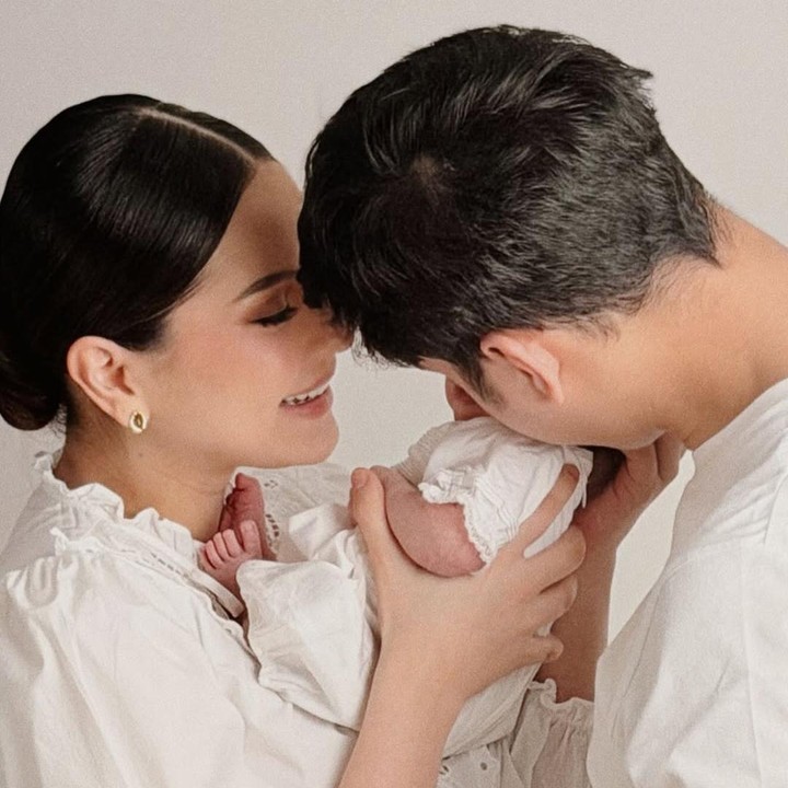 <p>Di hari ulang tahun pernikahannya, Alyssa juga membagikan momen spesial saat bersama sang suami. Dalam potret ini, Alyssa terlihat menggendong Baby Soleil, sementara Al tampak mencium pipi putrinya. Keluarga kecil ini kompak mengenakan baju bernuansa warna putih. (Foto: Instagram @alyssadaguise)</p>