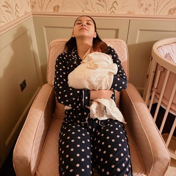 <p>Alyssa dan Al Ghazali hingga kini masih merahasiakan wajah sang putri dari publik. Meski begitu, keduanya tak segan untuk berbagi momen manis bersama baby Soleil dan mengungkap perjalanan mereka menjadi orang tua baru. (Foto: Instagram @alyssadaguise)</p>
