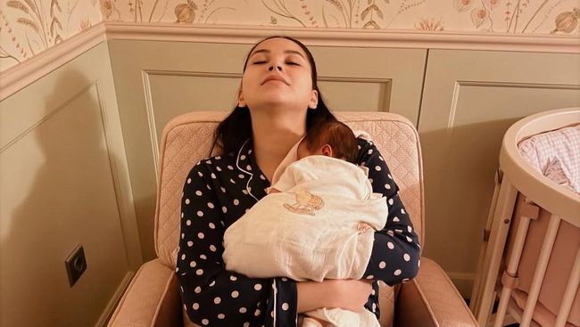 Aura Keibuan Alyssa Daguise saat Momong Baby Soleil, Wajah Lelah dan Mata Berkantong