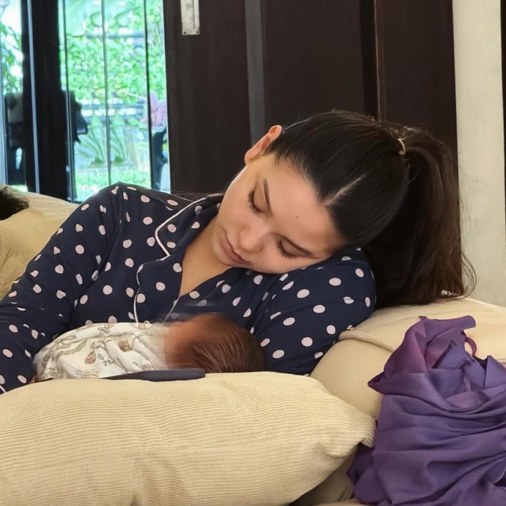 <p>Dalam unggahan di Instagram, Alyssa membagikan momen kebersamaan dengan sang putri yang baru genap berusia satu bulan. Soleil lahir pada 10 Mei 2026 di sebuah rumah sakit di Jakarta Selatan. (Foto: Instagram @alyssadaguise)</p>