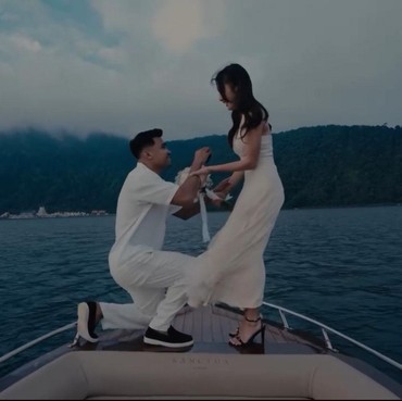 Momen Romantis Aswani Mangkualam Lamar Yuriska Patricia bak Jack & Rose 'Titanic'