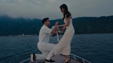 Berita Viral Selebriti dari InsertLive : Momen Romantis Aswani Mangkualam Lamar Yuriska Patricia bak Jack dan Rose Titanic