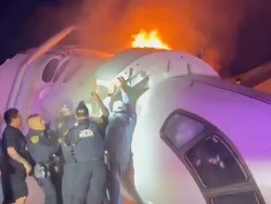 Video:  Momen Evakuasi Penumpang Pesawat Jet yang Jatuh Terbelah Dua di Texas