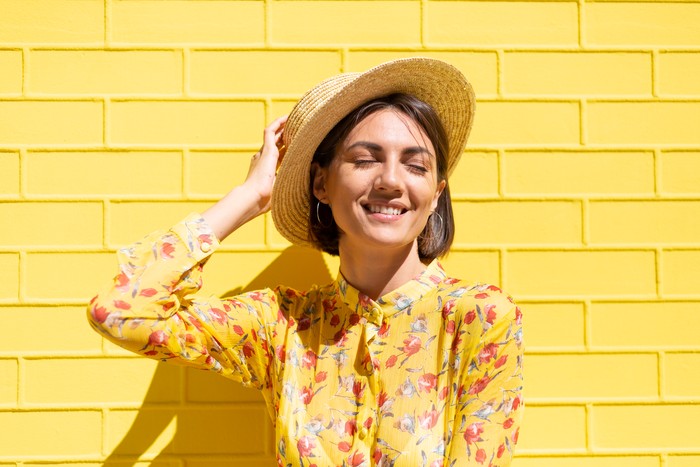 Orang-orang yang menyukai warna kuning cenderung memancarkan kualitas yang sama dengan kesan warna itu sendiri. Mereka adalah sosok yang ceria, bersemangat secara sosial, dan hampir secara naluriah positif.