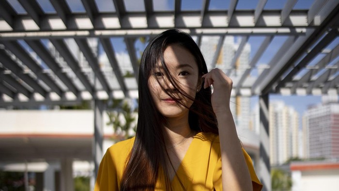 Orang yang menyukai warna kuning adalah seorang pemikir yang andal dan cekatan. Mereka selalu satu langkah lebih maju dibanding orang lain karena pemikirannya yang brilian.