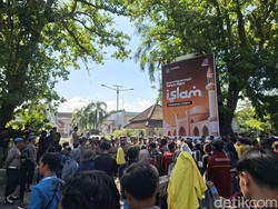 Ratusan Mahasiswa Demo di Kantor Gubernur NTB, Desak MBG Dihentikan