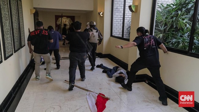 FOTO: Detik-detik Kericuhan Eksekusi Hotel Sultan
