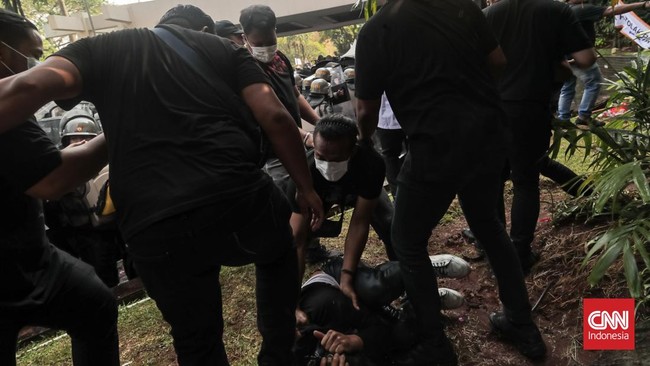FOTO: Detik-detik Kericuhan Eksekusi Hotel Sultan