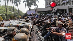 FOTO: Detik-detik Kericuhan Eksekusi Hotel Sultan