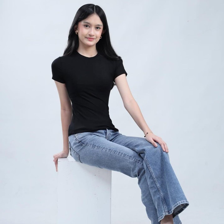 <p>Hal tersebut disampaikan Diva saat menjadi bintang tamu dalam program <em>Pagi-pagi Ambyar</em> bersama sang ayah. <strong>&ldquo;</strong>Aku tuh sering ngelihat papa kan dulu. Terus kayak teman-teman aku juga sekarang jadi model gitu. Jadi, kayak aku makin tertarik buat terjun ke dunia model ikut,&rdquo; ujar Diva, dikutip dari kanal YouTube<em> TRANS TV Official,</em> Kamis (18/6/2026).&nbsp;(Foto: Instagram @phylsapicaa)</p>