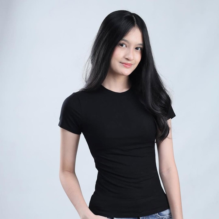 <p>Postur tubuhnya yang tinggi pun tampaknya mendukung Diva menjadi seorang model, Bunda. Ia mengungkap bahwa tinggi badannya kini telah mencapai angka 165 sentimeter.&nbsp;(Foto: Instagram @sha4adva)</p>