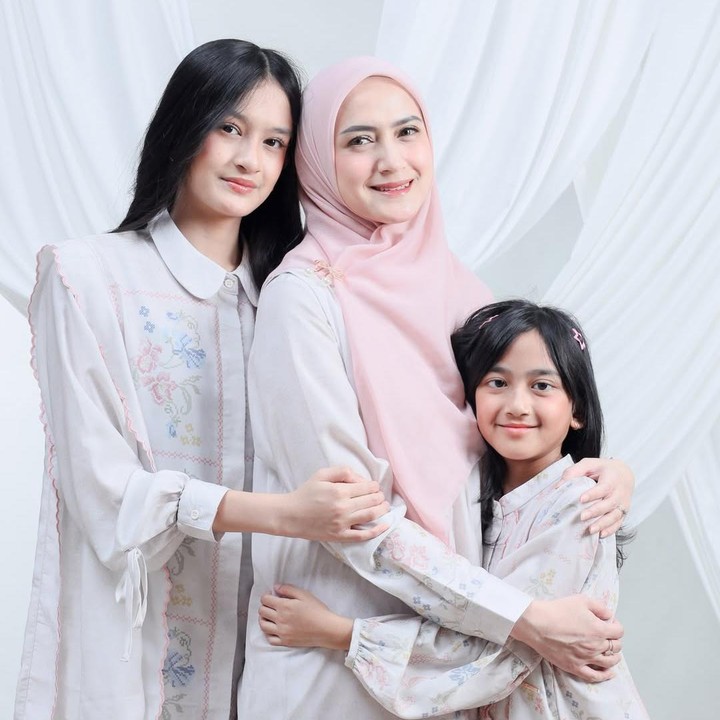 <p>Remaja yang akrab disapa Diva itu belum lama mencuri perhatian publik usai mengaku tertarik mengikuti jejak karier ayahnya di dunia hiburan sebagai seorang model, Bunda.&nbsp;(Foto: Instagram @phylsapicaa)</p>
