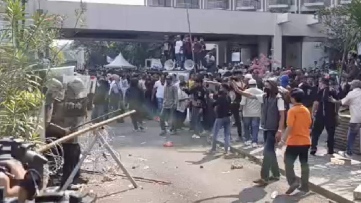 Eksekusi Hotel Sultan Berakhir Ricuh, Massa Simpatisan Melawan