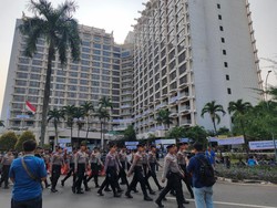 Eksekusi Hotel Sultan Dimulai, Petugas Dihadang Simpatisan