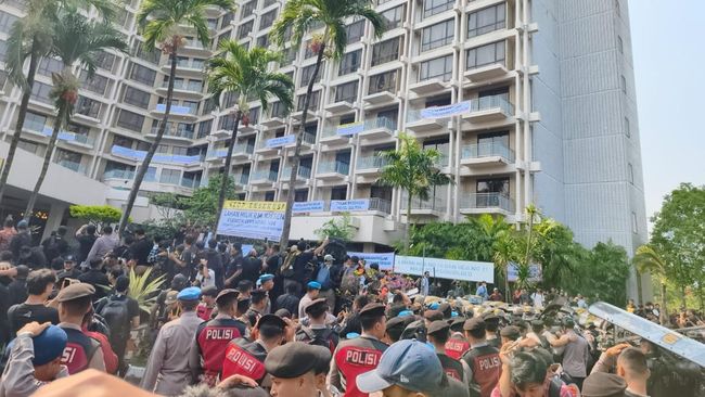 Hotel Legendaris Jakarta Sultan Resmi Dikosongkan, Petugas Dihadang Puluhan Orang