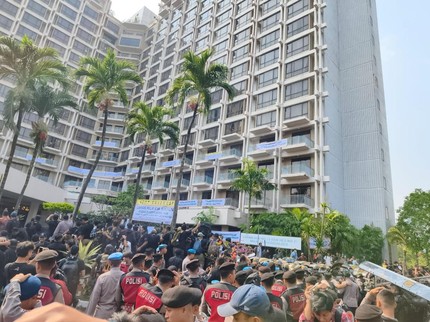 Hotel Legendaris Jakarta 'Sultan' Resmi Dikosongkan, Petugas Dihadang Puluhan Orang