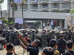 Eksekusi Hotel Sultan Ricuh, Aparat Dilempari Batu