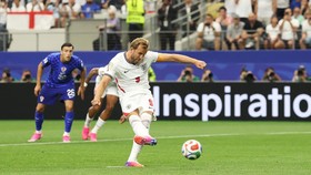 Harry Kane membawa Inggris unggul 1-0 atas Kroasia melalui tendangan penalti.