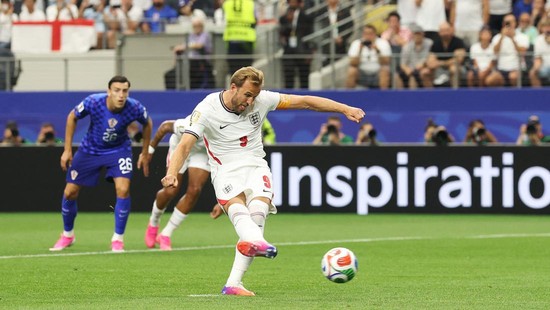 ARLINGTON, TEXAS - JUNE 17: Harry Kane #9 of England takes a penalty during the FIFA World Cup 2026 Group L match between England and Croatia at Dallas Stadium on June 17, 2026 in Arlington, Texas.   Richard Pelham/Getty Images/AFP (Photo by Richard