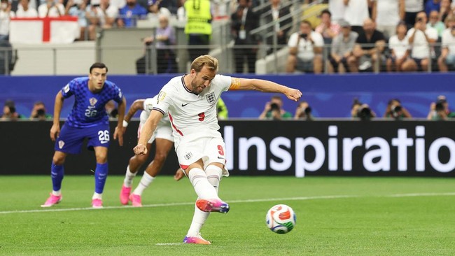 Harry Kane membawa Inggris unggul 1-0 atas Kroasia melalui tendangan penalti.