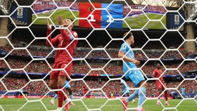 Cristiano Ronaldo kini sudah 10 pertandingan gagal cetak gol di Piala Eropa dan Piala Dunia.