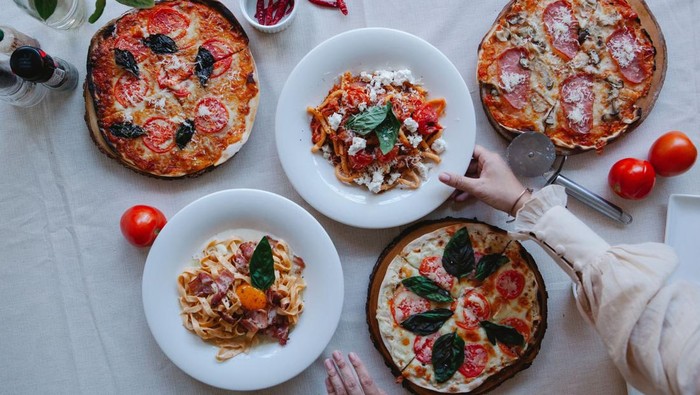 Gaya hidup masyarakat Italia. Menikmati makanan bersama keluarga.