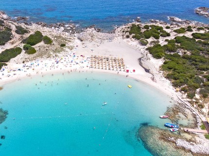 Pantai Italia Larang Pengunjung Usia 10-65 Tahun Pakai Payung, Alasan di Baliknya Curi Perhatian