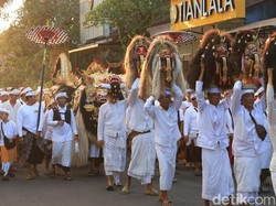 Iring-Iringan Ngodak Sesuhunan Warga Klungkung Jadi Tontonan Turis di Ubud