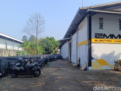 Situasi Saat Kejagung Segel Gudang Molis di Bogor Terkait Kasus MBG