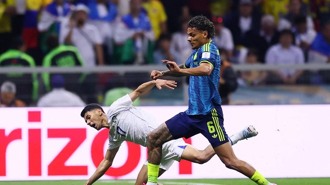 Soccer Football - FIFA World Cup 2026 - Group K - Uzbekistan v Colombia - Estadio Azteca, Mexico City, Mexico - June 17, 2026 Colombia's Richard Rios in action with Uzbekistan's Dostonbek Khamdamov REUTERS/Eloisa Sanchez