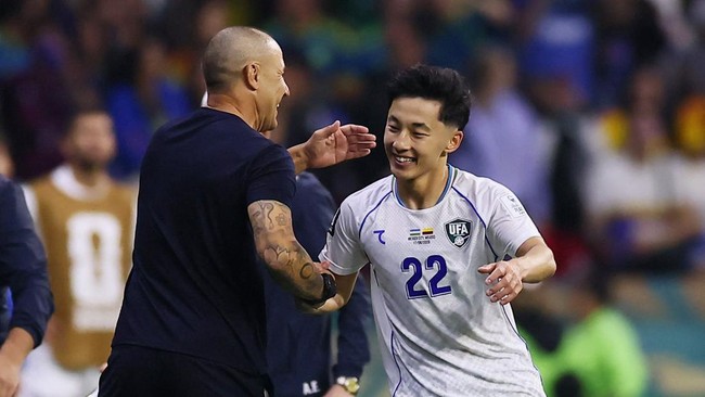 Soccer Football - FIFA World Cup 2026 - Group K - Uzbekistan v Colombia - Estadio Azteca, Mexico City, Mexico - June 17, 2026 Uzbekistan's Abbosbek Fayzullaev celebrates scoring their first goal with coach Fabio Cannavaro REUTERS/Eloisa Sanchez