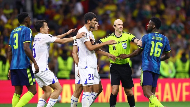 Soccer Football - FIFA World Cup 2026 - Group K - Uzbekistan v Colombia - Estadio Azteca, Mexico City, Mexico - June 17, 2026 Referee Anthony Taylor reacts with Uzbekistan's Jakhongir Urozov and Colombia's Jefferson Lerma REUTERS/Raquel Cunha