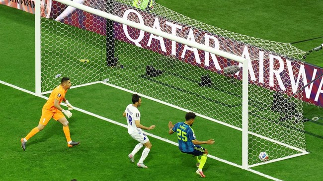 Soccer Football - FIFA World Cup 2026 - Group K - Uzbekistan v Colombia - Estadio Azteca, Mexico City, Mexico - June 17, 2026 Colombia's Luis Suarez follows the ball in as Luis Diaz scores their second goal while Uzbekistan's Utkir Yusupov and Abdull