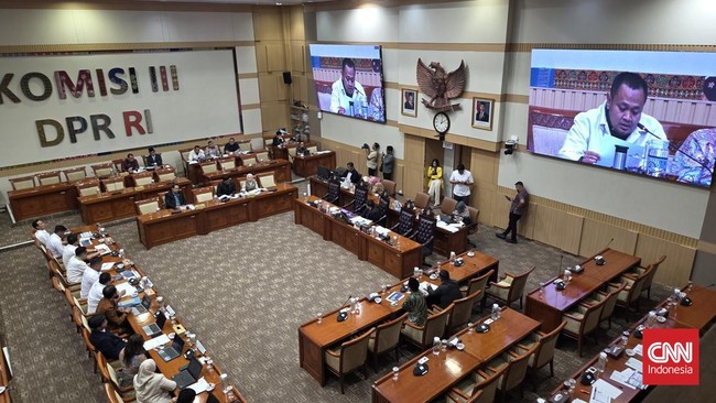 Komisi III DPR menggelar audiensi terkait kasus dugaan penipuan dan penggelapan dana perjalanan umrah yang menyeret PT Khazanah Tamma Internasional atau Hanania Group, Kamis (18/6).