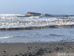 Tongkang Batu Bara Bocor di Pangandaran, Pantai Sukaresik Menghitam