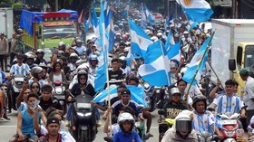 Fans Argentina konvoi di Kota Ambon, Maluku, setelah Lionel Messi hattrick ke gawang Aljazair di Piala Dunia 2026.