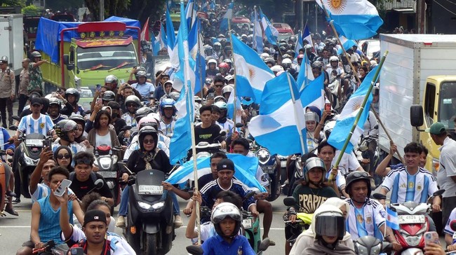 Fans Argentina konvoi di Kota Ambon, Maluku, setelah Lionel Messi hattrick ke gawang Aljazair di Piala Dunia 2026.