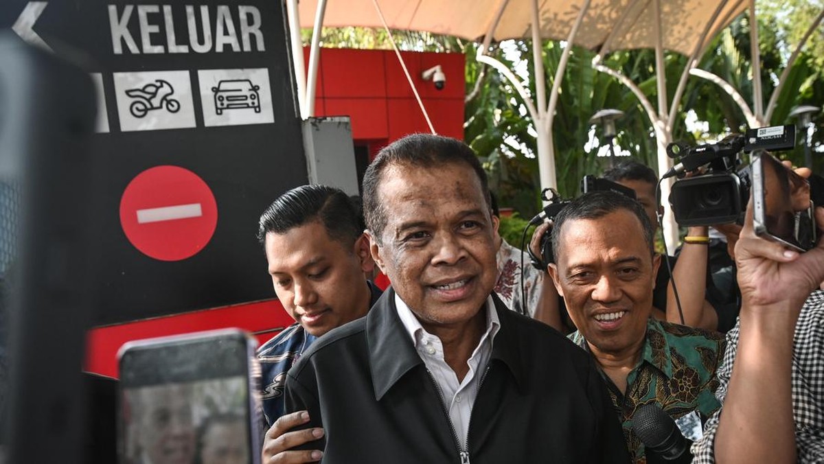Pemilik perusahaan perjalanan biro haji dan umrah PT Maktour Fuad Hasan Masyhur (tengah) menyampaikan keterangan usai menjalani pemeriksaan di Gedung Merah Putih KPK, Jakarta, Kamis (18/6/2026). KPK memeriksa Fuad Hasan Masyhur sebagai saksi terkait
